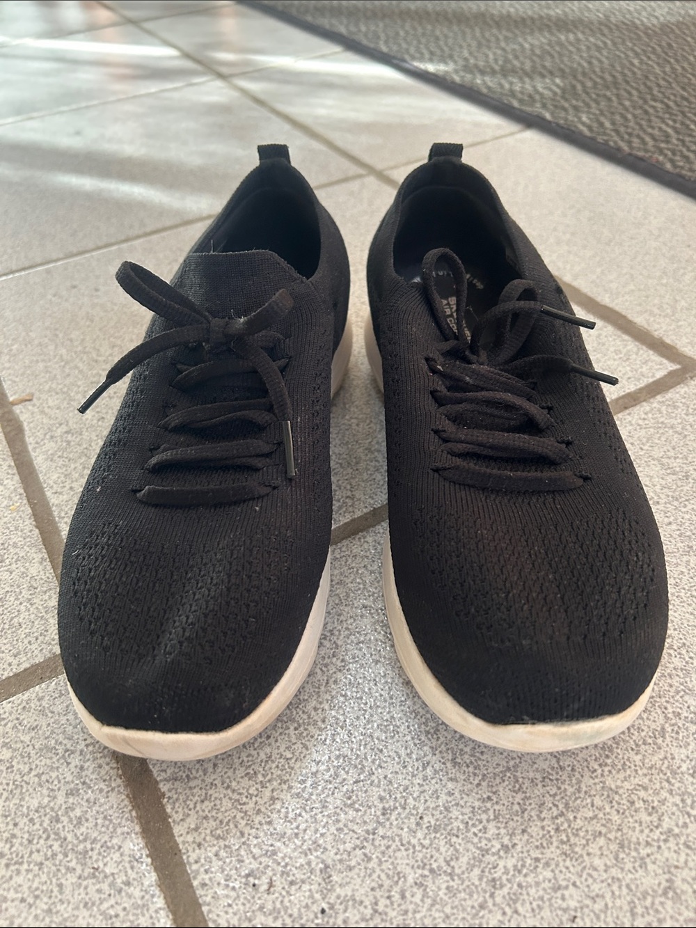 Skechers Black Knit Lace-Up Sneakers with White Midsole. Size 8